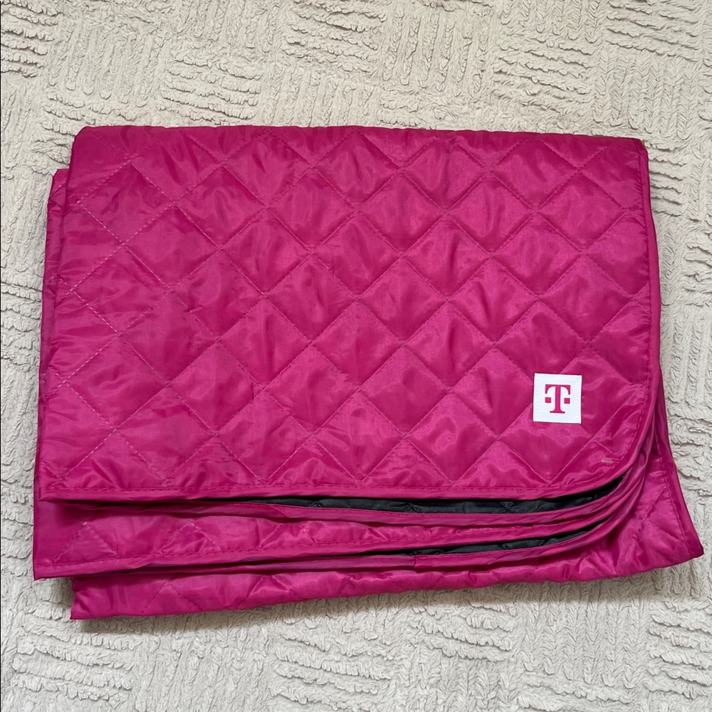 T-Mobile Quilted Pink Travel outdoor picnics festival Blanket, New condition